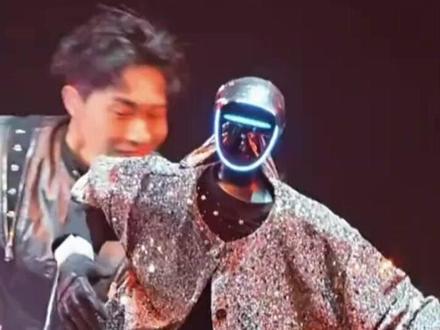 外面的世界已经发展成这样了吗?年初脑血栓年尾后空翻,这机器人进化太快了!#宇树机器人 #王力宏 #演唱会 #火力全开