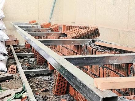 分享一下花池坐凳预埋钢架的尺寸和施工细节。#砌墙工艺 #自建房施工细节 #庭院施工改造 #庭院基础施工