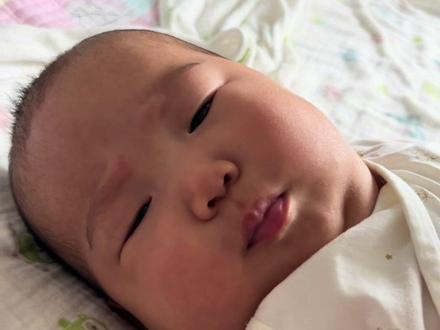 4月龄娃娃每天睡整觉,今天又是从昨晚10点睡到今天早上11点,整整13小时,中间就醒来吃一顿奶!#睡整觉 #新生儿护理