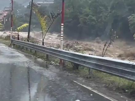 突发!厦蓉高速贵州段猴子河桥梁垮塌。2025年6月24日7时40分许,G76厦蓉高速格都线广西至贵州都匀方向K1264处(贵州省三都县境内)猴子河特大桥,因持续强降雨诱发山体滑坡,导致引桥发生垮塌。
6月24日5时51分,交通部门巡查发现G76厦蓉高速格都线(四格收费站与三都收费站之间)K1264上行猴子河特大桥引桥桥体变形,立即对上行路段实施交通管制,7时11分,对该路段实施双向交通管制。经初步核实,桥梁垮塌时,桥上有一辆货车,车上人员已被救出,现场无人员伤亡,桥下有3台车辆,为附近村庄的施工车辆,通过无人机观测,车内无人员。应急、公安、交通运输等部门已紧急赴现场指挥抢险,制定绕行方案,桥梁垮塌原因调查及后续工作正在进一步开展中。
此外,6月24日9时,贵州省防汛抗旱指挥部依据《贵州省防汛抗旱应急预案》,经会商研判,正式启动省级防汛四级应急响应,全力应对当前严峻汛情。#关注我了解每天金价