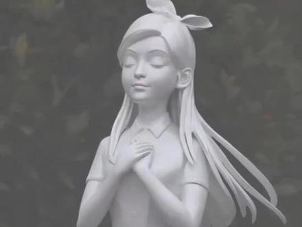 #S家人为大S雕像揭幕##大S纪念雕像公开#
2月2日,#大S纪念雕像揭幕仪式举行#,现场温情又催泪。S妈挽着具俊晔缓缓入场,小S、许雅钧、蔡康永、言承旭、周渝民等一众亲友也悉数到场,共同赴这场跨越时光的思念之约。
在众人的目光里,S妈、具俊晔、小S和许雅钧一同为纪念雕像揭幕——那尊白色雕像长发轻垂,双手合十于胸前,仿佛仍带着熙媛温柔沉静的笑意。揭幕瞬间,小S带着哭腔喊出那句“珊,好想你哦!”,让在场所有人红了眼眶,S妈也与具俊晔紧紧相拥,无声传递着彼此的惦念与慰藉。
这场仪式不只是一次告别,更是让熙媛的温柔永远留在了大家看得见的地方,也让所有爱过她的人,能再一次好好地说声想念。@DOU+小助手 @DOU+上热门