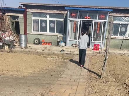 昨天大年夜晚上的烟花,直接爆炸了,不是倒了歪了,是直接炸了,人也受伤挺严重!在线等,挺急……#烟花爆炸 #过年烟花