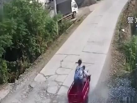 女子骑车超速追尾三轮车,头部落地成终身残疾,家属告三轮车索赔138万! #三轮车 #事故 #社会百态