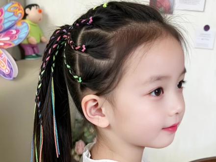 女儿六一表演就这样扎,又甜又酷超上镜#儿童编发 #彩绳编发#六一发型#彩绳高马尾 @DOU+小助手 @DOU+好生意