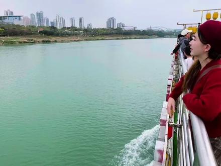 五块钱能坐这样的豪华游轮,日游邕江一趟,时长75分钟,这还要什么自行车呀~肯定要冲啦~#南宁水上巴士 #南宁水上公交 #南宁邕江日游