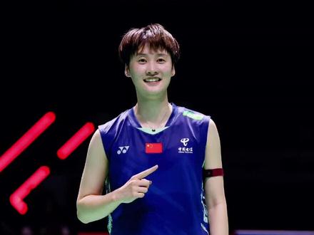 羽联规则引争议!陈雨菲手握六冠仍无缘年终总决赛,连续两年缺席令人惋惜。
尽管陈雨菲在2025年状态回暖,斩获世锦赛、亚锦赛亚军等多项佳绩,但因世界羽联巡回赛积分落后于队内队友,最终排名第五,无缘总决赛。根据规则,每个协会每单项最多仅限两人参赛,国羽女单竞争激烈,何冰娇、王祉怡、韩悦占据前列,导致她遗憾落选。
更令人唏嘘的是,总决赛仅采计巡回赛积分,不包含世锦赛、奥运会等重大赛事成绩,且陈雨菲因世锦赛受伤影响了欧洲赛季发挥,错失关键积分。
作为奥运冠军与国羽女单领军人,连续两年无缘年终舞台,引发球迷热议:“六冠在手却打不了总决赛,规则是否合理?”“内卷太狠,强者竟被名额‘卡’出局。”
#比赛现场 #羽毛球 #陈雨菲 #国羽 #世界羽联总决赛