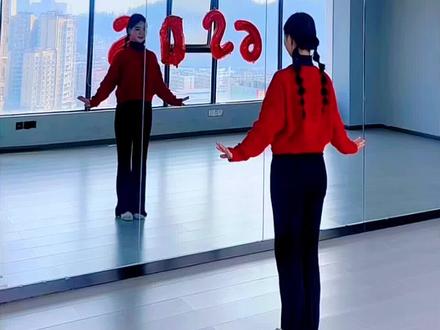 新年舞蹈来了,简单又好学~#拜新年舞蹈 #背面分解教程 #新手小白也能学会 #新年舞蹈 @DOU+小助手