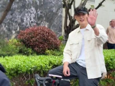 黄景瑜 今天出来骑自行车被路人偶遇了 男路人还夸“真帅” 还打招呼了
#黄景瑜 #路人视角 #骑行
cr: 娜娜贝尔 侵删