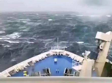 全网没几个能现场给大家拍摄这种视频,恐怖的大海#海员生活 #海员 #国际海员 #船员 #船员的日常工作 @DOU+小助手