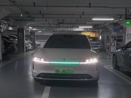 月绒白2026款享界s9感受 新车已经到手啦,白色外观红色内饰,这个白色真的是太优雅太好看了,再让我选择s9肯定选择这个色!
连电子外后视镜都变的顺眼好看了!
#享界s9 #享界s9T #享界s9月绒白 #享界 #896线激光雷达