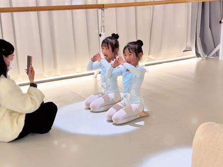 班级期末结课送给妈妈们的小惊喜🌟
《我妈是世界上最好的妈》
把在场的妈妈们感动得不要不要的👍🏻
#长沙少儿舞蹈 #四海舞蹈 #结课
#记录孩子的点点滴滴 #亲子