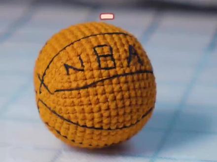 元气满满的篮球挂饰,如期奉上。这款挂饰钩起来对于新手姐妹特别友好,冲起来把。#创作灵感 #手工钩织教程