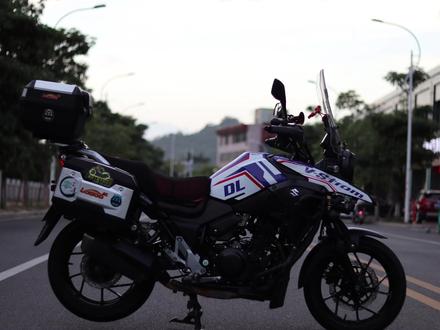 一辆8万5千公里的DL250来改贴花。来看看贴好的效果吧#dl250 #夜猫工厂