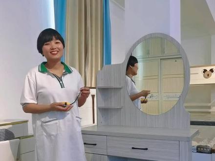 来吧!拼手速,93公分的一个梳妆台带妆凳380米海口周边包送货安装,视屏讲得很清楚了,想购买私信我。