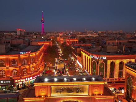 自驾新疆喀什地区之喀什古城汗巴扎,一个充满人间烟火气的地方。 #自驾新疆 #自改床车游中国 #喀什古城汗巴扎 #城市里的烟火气 #美食一条街 #无人机拍摄