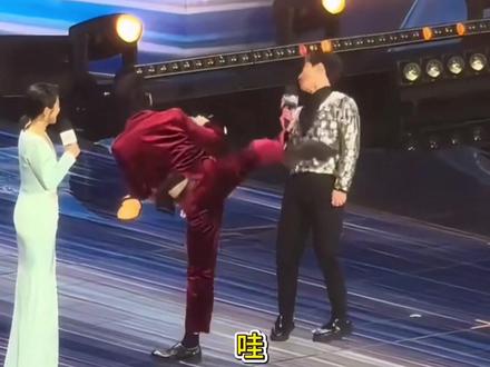 百克力:他不是向佐我也不敢还手啊!#百克力 #向佐 #向佐差点踢到支持人头 #抽象 #不理解