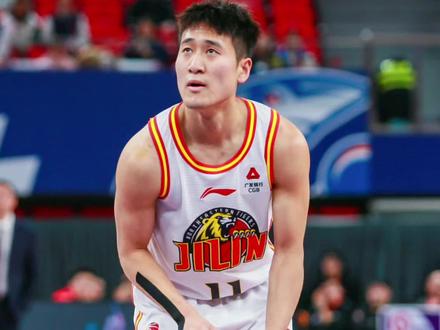 吉林队为什么会“偷偷”的完成4连胜?哪些改变让他们脱胎换骨?#吉林男篮#姜伟泽#钟诚#CBA评球大会#dou来cba