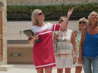 每日国际财经 创作不易请点赞,回复。多支持。
#财经#投资#理财#在拍一种很新的vlog #抖音合集升级计划
2025 年 12 月 11-12 日国际财经核心
这两日国际财经聚焦 AI 合作、政策调整与地缘摩擦。迪士尼斥资 10 亿美元投资 OpenAI,授权 200 + 经典 IP 用于 Sora 及 ChatGPT,开创内容与 AI 融合新模式,双方股价同步提振。
加密领域迎来里程碑:Terra 创始人 Do Kwon 因 400 亿美元欺诈案被判 15 年监禁;SEC 批准 DTCC 提供股票代币化服务,摩根大通借 Solana 区块链发行 “银河债券”,传统金融加速拥抱区块链。
美联储如期降息 25 基点至 3.50%-3.75%,7:3 投票分歧创六年最大,鲍威尔警示就业数据 “被高估”,预计可能出现负增长,2026 年或仅再降息一次。日本央行下周加息预期升温,日元汇率创新低加剧通胀风险。美国初请失业金人数激增 4.4 万至 23.6 万,就业降温信号明显。
贸易摩擦升级:墨西哥通过法案,对中国 1500 种商品加征最高 50% 关税;越南禁稀土原矿出口,重构全球供应链。地缘上,北约警告俄罗斯或五年内攻击北约,美国扣押委内瑞拉油轮推高油价。
科技竞争白热化,OpenAI 发布 GPT-5.2 对标谷歌 AI,博通 AI 芯片收入季度增长 74%;SpaceX 确认 2026 年 IPO 计划,目标估值 1.5 万亿美元。全球经济正处政策转向与技术变革的关键期。