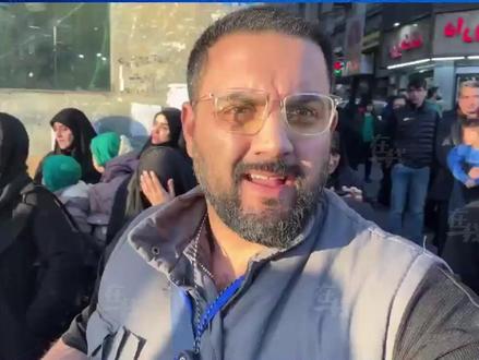 德黑兰大量民众聚集悼念哈梅内伊 【#德黑兰大量民众聚集悼念哈梅内伊 】当地时间3月1日,在伊朗最高领袖哈梅内伊殉职后,大批哀悼者聚集在伊朗首都中心地带举行悼念活动。 现场不少民众悲痛落泪,情绪激动,并表达出强烈愤怒。有哀悼者表示,“不要以为刺杀我们的最高领袖就能踏入我们的国土,我们绝不会让出一寸土地”。