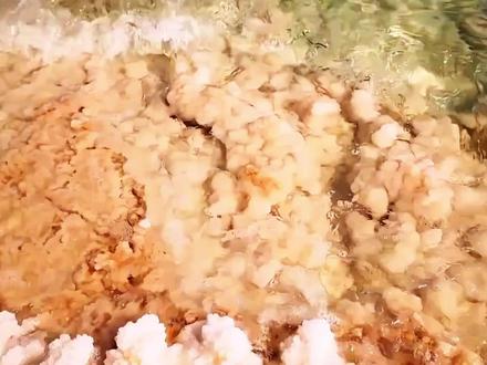 海水为什么是咸的,谁放的盐?海洋中也能打出淡水井吗? 海水的含盐量这么高,盐又是从哪里来的呢?显然,海水并不是从一开始就如此咸涩的。在地球形成之初是没有海的,甚至连液态水也没有。#知识前沿派对 #抖音精选 #科学 #海洋 #海水