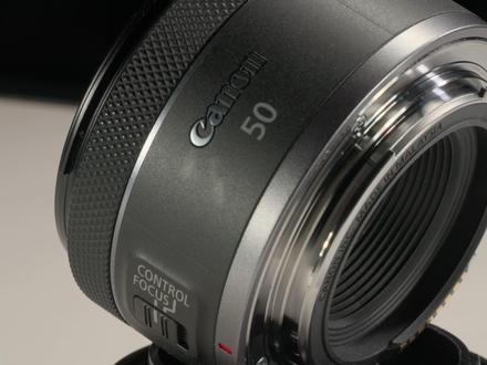 佳能RF 50mm F1.8 小痰盂,10多年有提升吗? 一个镜头能有个专属名称不容易,小痰盂就是其中很有名的一款;
对于很多玩摄影比较早的人来说,50 1.8 全画幅镜头的小痰盂,可能是他拥有的第一款镜头,俺也一样;
这款EF的镜头,是我10多年,花了500多买的,
现在10多年过去了,RF 50 1.8 来到了1000多,那他性能有什么变化吗?
我们来看测试;