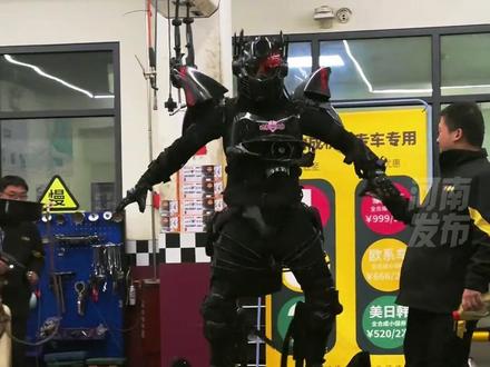 河南也有自己的“铠甲勇士” 郑州一男子穿自制战甲体验送外卖
