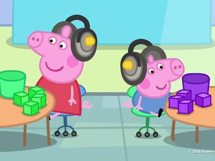 #小猪佩奇 最新季爆出弟弟乔治患有中度耳聋症状!
这一剧情将出现在3月24日早10点开播的第十一季里。这一季将继续讲述乔治的故事,从他被确诊听力障碍开始。在名为《听力测试》的这集中,佩奇一家在一次例行体检中得知乔治一只耳朵有中度听力损失,于是为他配戴了助听器,帮助他以全新的方式体验声音世界。
这是孩之宝与英国国家聋童协会(NDCS) 、美国听力损失协会(HLAA)合作而推出的全新故事。
“据估计,全球约有3400万聋童,但我们却很少在媒体上看到他们的故事。形象塑造至关重要,对于聋童来说,在荧幕上看到自己的经历得到积极展现更是重中之重,”英国国家聋童协会CEO乔治·克罗克福德表示,“在深受喜爱的《小猪佩奇》系列动画中引入这样的故事情节,是朝着为聋童创造一个一切皆有可能的世界迈出的重要一步——在这个世界里,差异受到尊重,每个聋童都感到被看见、被重视、被包容。”