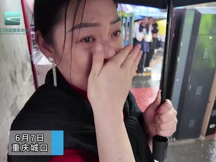 考生高考前一天做完手术,场外母亲雨中焦急等待。#2025高考 #高考第一天 #考场外的家长们#直击高考现场