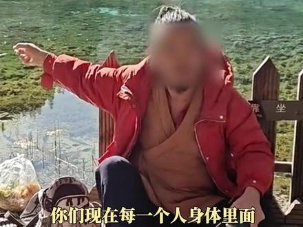 景区内一男子将吃完的玉米棒扔进水中,游客上前劝阻,男子情绪激动辩解称“大自然的东西回归大自然很正常”,为证明自身观点正确,甚至现场吟诗...对此景区官方回应:景区严禁乱扔垃圾,此行为属“个人素质问题”,具体处罚需由执法人员判定。#离谱 #诗词