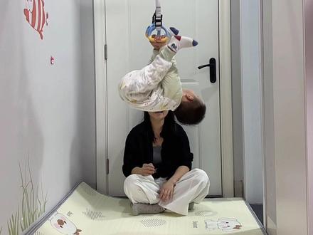 一岁10个月宝宝玩吊环,倒立➕旋转。老牛了!大运动超前!#宝宝吊单杠 #宝宝吊环 #大运动发育 #在家运动 @DOU+小助手 dou