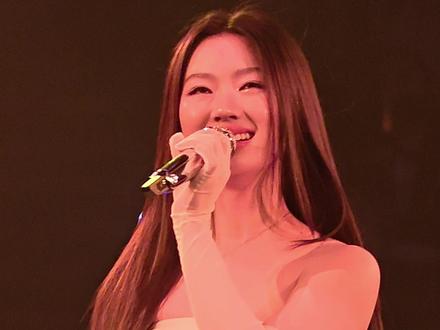 我表示李姐~(甩头发)😉蛋儿小表情这个娇俏这个美萌好想捏🥺#单依纯 #单依纯演唱会