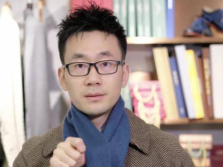 围巾🧣这样系才绅士!正装男冬季保暖又时髦
简洁又好用的围巾系法,冬季穿搭风衣,大衣的必备单品,保暖有型又加分。
#穿搭干货 #围巾系法 #围巾穿出时尚范 #正装 #绅士