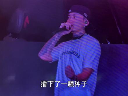 或许你也很无奈吧 听到了一遍一遍呐喊也没办法唱那首想唱的 总有原因 但没事 做你自己想要做的 相信吸引力法则 一粒一粒沙子一直加总会变成沙滩 go with the flow继续唱下去吧马师#无法复制的演唱会感受 #马思唯 #马思唯郑州 #即刻入戏