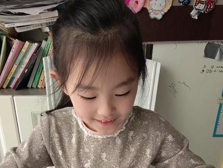 拼豆继续 拼了偶像的名字,好漂亮#拼豆 #拼豆图纸 #拼豆教程 #亲子日常