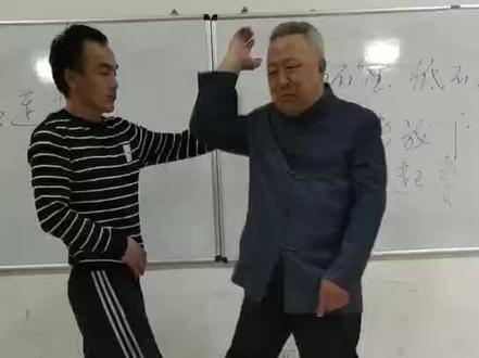八极拳~吃根埋根,指上打下。
