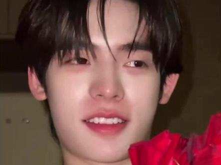 给我一个不盯着玫瑰花的理由 情人节快乐~#teeteepor #他泰 #cp #dmd #姐狗