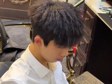 最适合学生的烫发 摩根烫#摩根烫 #男生烫发发型推荐 #适合学生的发型 #剪发前vs剪发后 #男生造型打理技巧