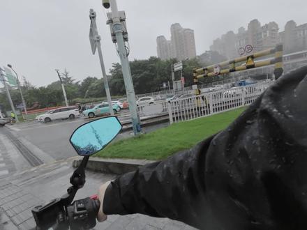 迪卡侬MH500大雨实测,效果颇佳#迪卡侬 #冲锋衣 #mh500 #骑行 #雨天骑行