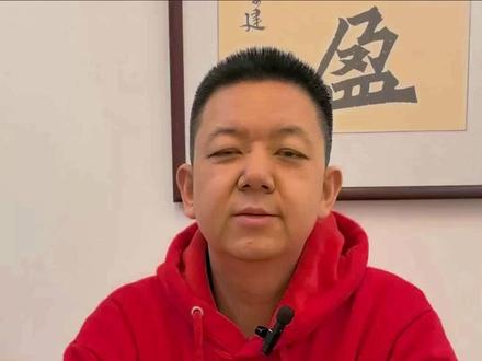 半导体领域新变局:中国反守为攻 近期半导体领域有两大消息。一是“懂王”团队传只要中国买大量美商品抹平贸易逆差,美或放开光刻机出口禁令。但科技封锁与贸易是两条线,美多年封锁未松,还曾想出台新芯片制裁计划,如今或因中国科技自主可控想换取经济利益。 另一方面,中国商务部宣布对美低价出口的成熟制程芯片产品启动反倾销调查。2024 年中国芯片出口同比大涨,28nm 芯片已自主可控。虽与高端有差距,但成熟芯片占比高。 目前中国芯片国产化率仍低,汽车芯片对外依存度高,部分芯片自给率不足。2025 年计划提升至 75%,任务艰巨。此次中国态度强硬,启动反倾销调查,保护芯片企业权益,推动国产化进程。这对国产半导体产业链是个重大利好,好真空同志造,欢迎关注老赵!#中国半导体防守为攻 #科技博弈 #反倾销调查 #芯片国产化 #芯片