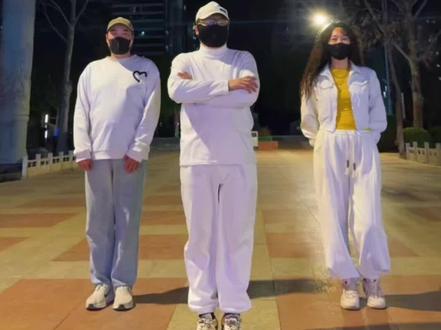 信我,这次你一定能学会。动作非常简单。#一学就会系列 #零基础学舞蹈 #舞蹈 #广场舞 #玉芬 @抖音创作小助手 @DOU+小助手 @DOU+上热门 @抖音小助手