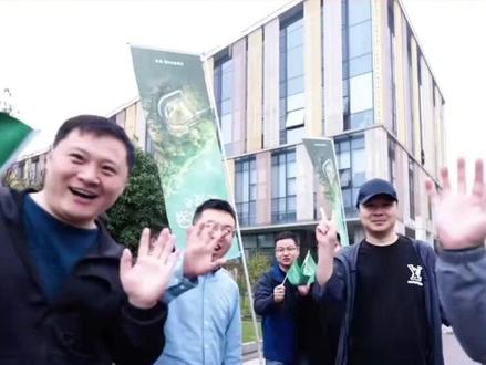 追觅开年王炸操作 春晚合作后办万人演唱会 简直是宠员工天花板
追觅这波操作让全网打工人酸到骨子里!刚官宣成为央视春晚战略合作伙伴,转头就把年会办成万人演唱会,率先官宣萧敬腾加盟,后续还有多位重磅嘉宾助阵,排面直接拉满!
员工不用排练节目只需沉浸式享受,这才是年会的正确打开方式。
从黄金年终奖到家庭健康保障计划,再到这场总台联合打造的视听盛宴,追觅的物质 + 情感 + 体验立体关怀,妥妥的员工关怀天花板!
《敢梦敢为·追觅之夜》,嘉宾阵容持续解锁,已经蹲守现场直拍了!
#追觅新式年会 #追觅成春晚战略合作伙伴 #梦想新年值得追觅 #追觅 #老板请看演唱会