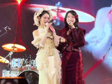 草帽酱&等什么君同台合唱!@草帽酱🎀(1月31南京个人专场演唱会) @邓寓君(等什么君) #演出现场拍摄 #凉夜横塘 #等什么君草帽酱