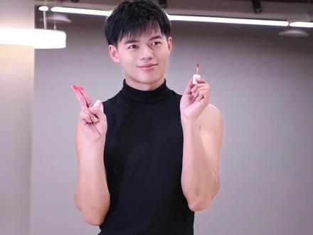 全网都在跳的#小爱吻痕舞 还没学会的跟着慢速口令教学跟一遍就会#零基础学跳舞 #第三个吻痕 #全网都在跳小爱吻痕舞 #歌曲第三个吻痕