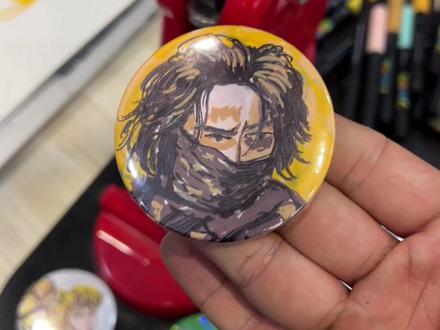 给粉丝画头像做吧唧(11/1000) 今天的这个是不是三角洲里的呀,啥也不认识啊,昨天画了马克,很多人以为我画三角洲,#画画 #艺泽美术 #挑战画粉丝头像 #三角洲行动 #宠粉