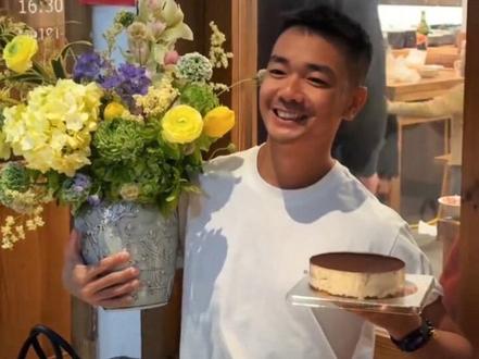 我没有情伤!生日过得很开心。 昨天视频有人说我是不是情伤!怎么可能!哈哈,问是发生了什么事这么难过或者莫名其妙,我很好,生日也过得很开心~
只是晚上回家给自己录制十年后说的话
想到从小到大陪伴的外婆,一直鼓励自己想要做的事,但现在做到了,也有一些条件可以让生活过得很幸福,但她已经不在了,以及看到突然老去的父母,希望他们健康平安,就情绪不自觉流露,我也知道要有自然规律,但是我是人呀,但每个人有自己的泪点和感性。
不管怎样~这个生日,再次感谢朋友们的爱
Mua~❤️
#创作人计划 #roomtour #独居日记 #生日vlog #独居男生的生活