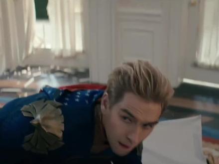 #黑袍
看了40集的the boys 虽然祖国人死了,不过制造他的公司还在,意味着还会有下一个祖国人。所以说我们都知道不能再有超级英雄,可他依然存在。仔细想想,当初只要把那个村子的人全杀了,国内就不会有几百万艾滋病人,所以说在利益面前,没有所谓的人权,也没有他妈的所谓的人道主义和底线。剧中的一段台词说的好,你想消灭这些超级英雄,最大的困难不是消灭他们本身,你面对的最大的敌人其实是利益。天下过往, 皆为利来。
最大的感想就是如果我有祖国人的这种能力,我肯定先杀掉所有的贪污犯和广州黑人,还有强奸犯,人贩子,男同,女同,接着我会把欠钱的央国企全部摧毁,再杀掉所有的涉毒人员,还有拉屎不擦屁股给别人闻的人