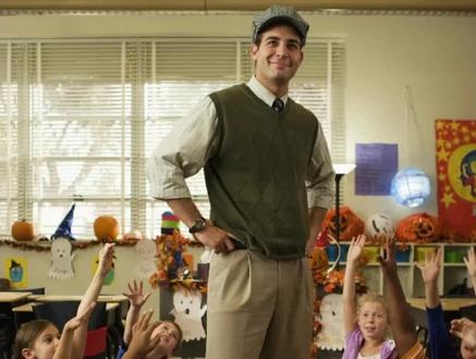 这部电影的故事是来自现实生活布拉德·科恩的真实故事,是一部非常感人的励志影片,送给每一个生活中觉得过得不如意的人,相信即使生活再难,勇敢的正面它,一定比逃避它更有趣!
最后引用影片的经典台词送给大家:“去适应我的妥瑞症、让我学到全世界最宝贵的教训、那就是千万别让任何事情、阻止你去追逐梦想、阻止你工作或玩耍或是谈恋爱”
#推荐电影 #精彩片段 #励志 #一定要看到最后 #持续关注持续精彩