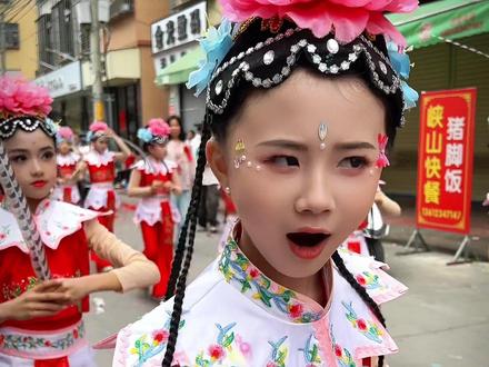 一个让所有人一直笑的舞蹈女孩 张熠微#舞蹈 #开心 #国风民俗活动 #民俗文化 #上热搜上热门 @巨量引擎小助手