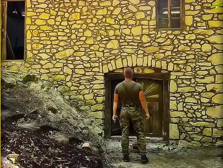 男人独自翻新废弃近百年的石屋#野外建造 #原始技术 #木屋建造