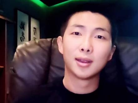 💜:南俊你就是我的理想型
🐻:谢谢,真有眼光
哈哈哈哈哈哈哈哈,kiyo 🥰
#金南俊#RM #阿米 #直播